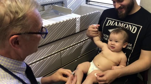 ⁣Doctor distracts baby from her shots with goofy tune